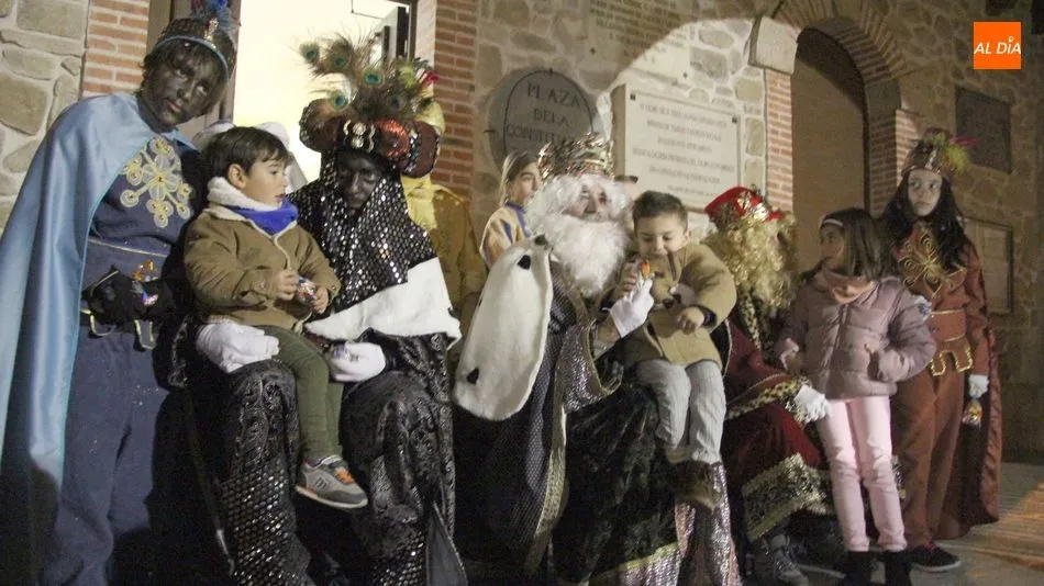 Los Reyes Magos repartieron golosinas a los más pequeños