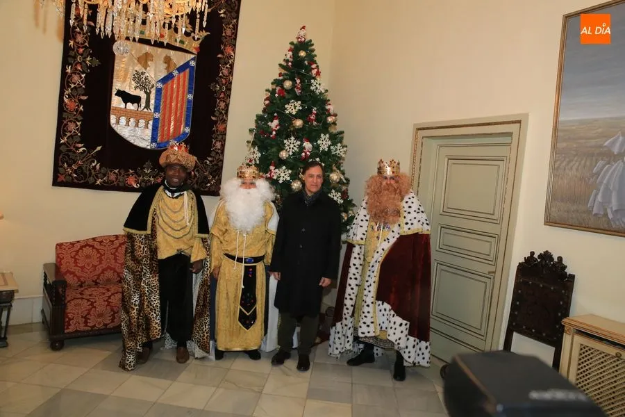 Carlos García Carbayo posa junto a los Reyes Magos / Foto: Alberto Martín.