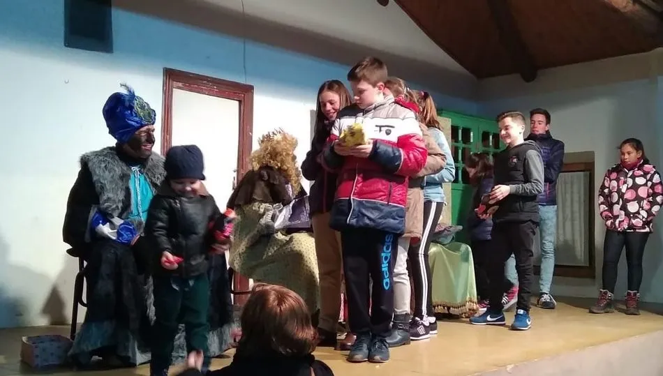 Los Reyes de Oriente también dejan sus regalos en Peralejos de Abajo  