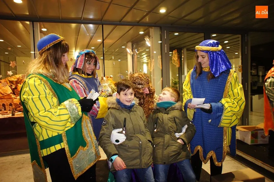 Los Reyes Magos regalan ilusión en la villa chacinera