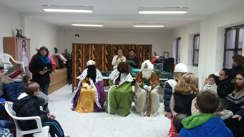 Los Reyes Magos repartieron regalos a los niños de Almenara de Tormes