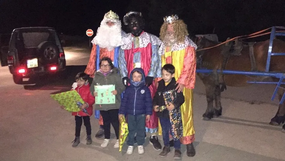 Los Reyes Magos recorren en carro Valderrodrigo para entregar los juguetes  