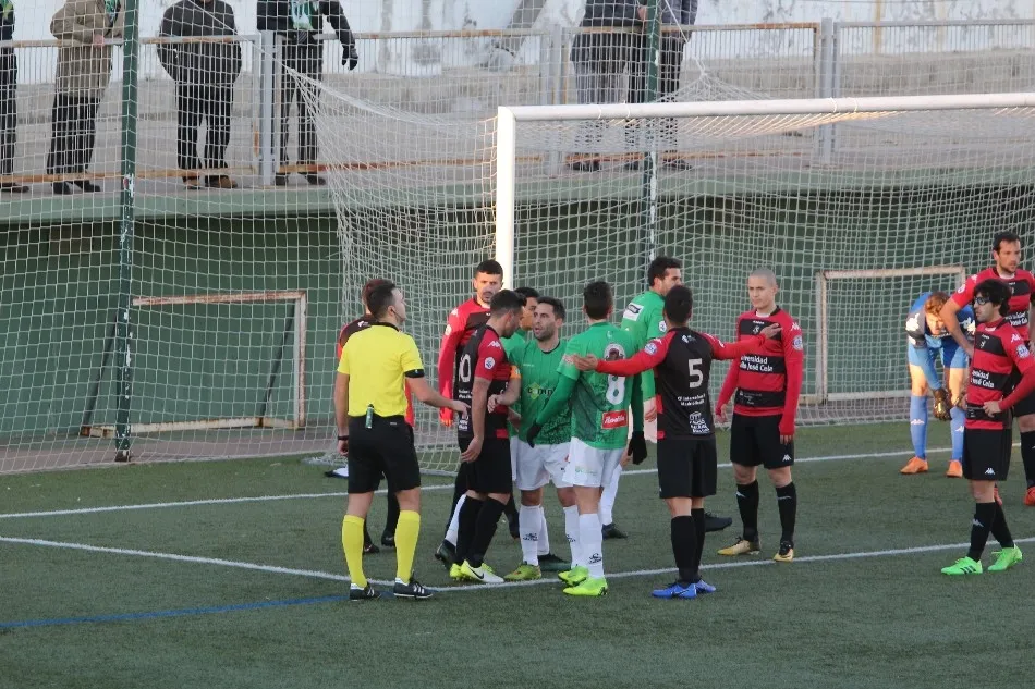 Las pocas oportunidades de gol llegaron a balón parado