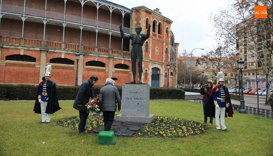 El homenaje comenzará con un responso del capellán de la Plaza de Toros, Constantino Cascón Bueno, para continuar con la colocación de un ramo de flores junto a la escultura del matador