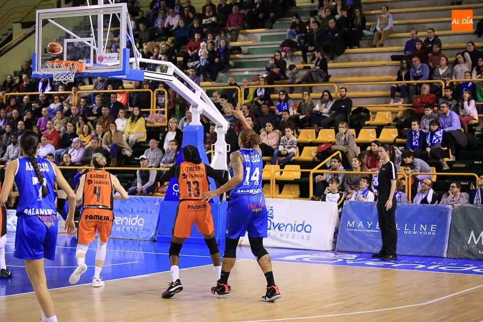 Erika de Souza, durante el partido ante el Valencia Basket / Alberto Martín