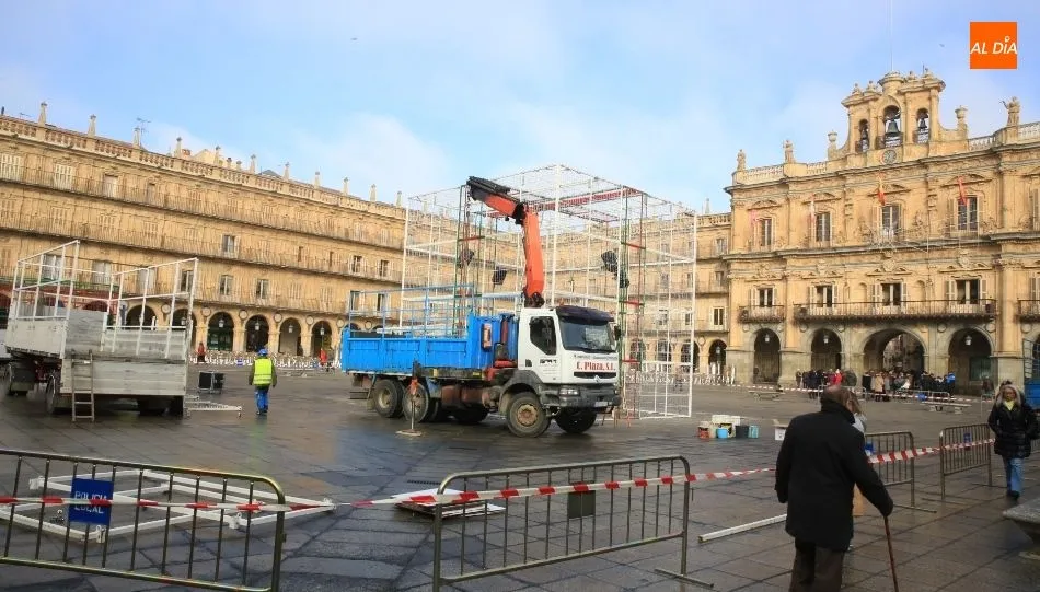 Desmontaje de la gran caja de regalo que ha ocupado el centro de la Plaza durante las navidades. Foto de Alberto Martín