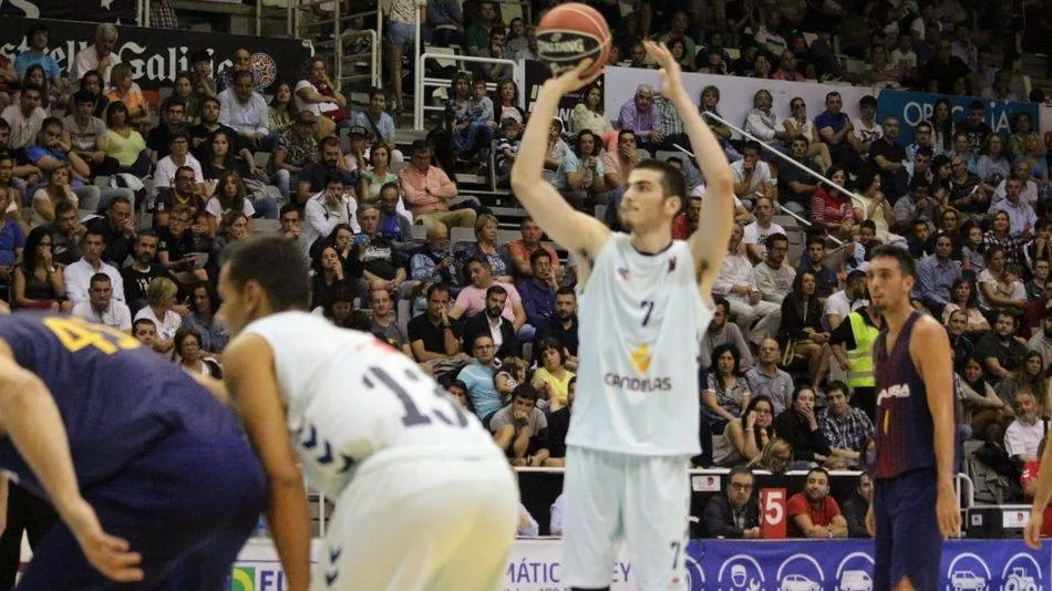 Javi Beltrán realiza un tiro libre con su ex equipo