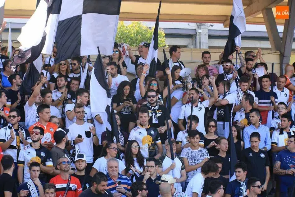 La afición de Unionistas en Las Pistas