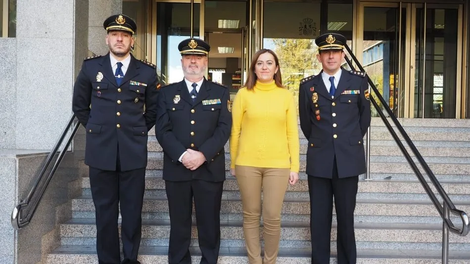 Virginia Barcones posa junto a las nuevas incorporaciones policiales