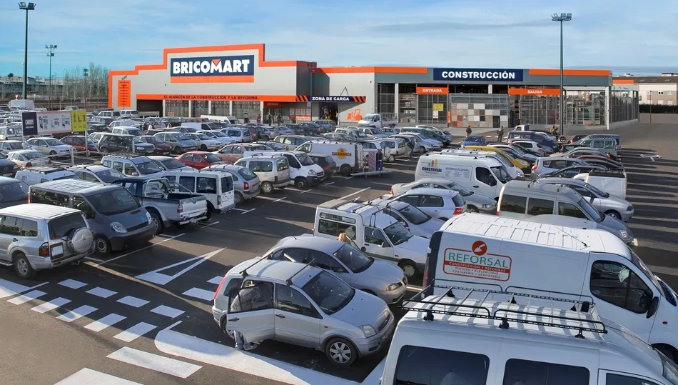 Entrada al almacén Bricomart en Carbajosa de la Sagrada