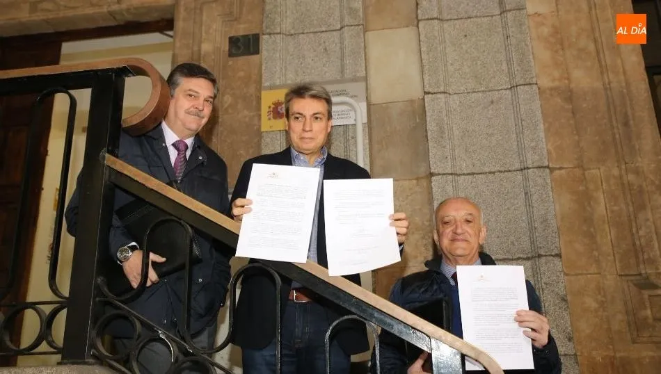 Miembros de la junta directiva de Salvar el Archivo, a la salida de la Subdelegación del Gobierno. Foto: Alberto Martín