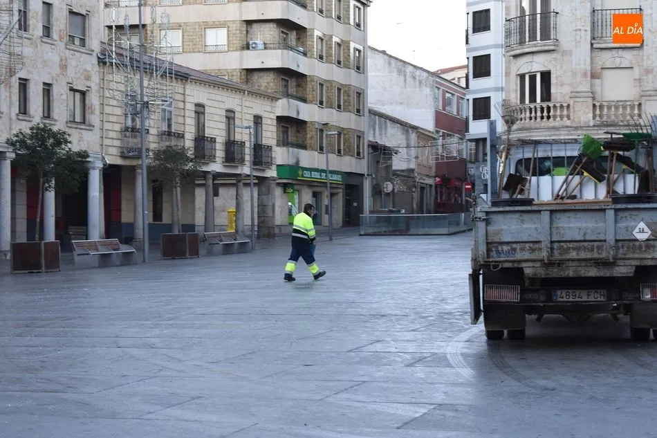 La Plaza Mayor es uno de los lugares que atienden los operarios por su formación de placas de hielo