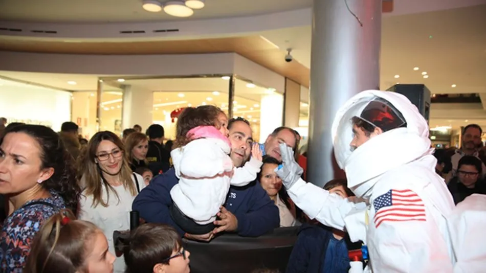 Espectáculo en el Centro Comercial El Tormes para inaugurar un cohete espacial