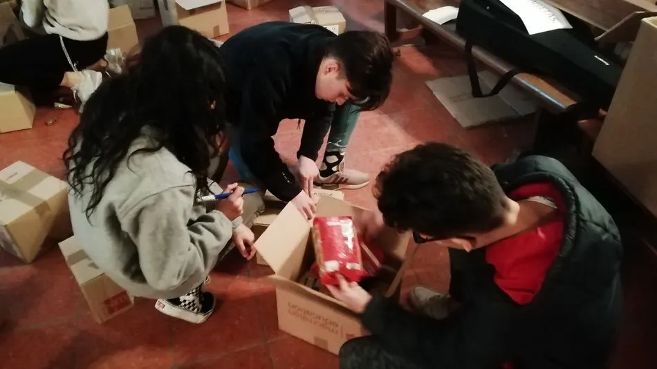 Alumnos del colegio Calasanz preparando las cajas con los productos recogidos