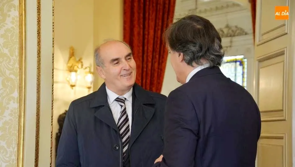 El Procurador del Común de Castilla y León, Tomás Quintana, en el Ayuntamiento, junto al alcalde, Carlos García Carbayo. Foto de  Lydia González