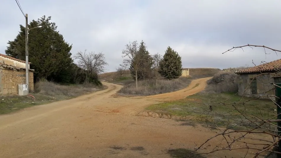 Calles sin asfaltar en Mozodiel de Sanchíñigo