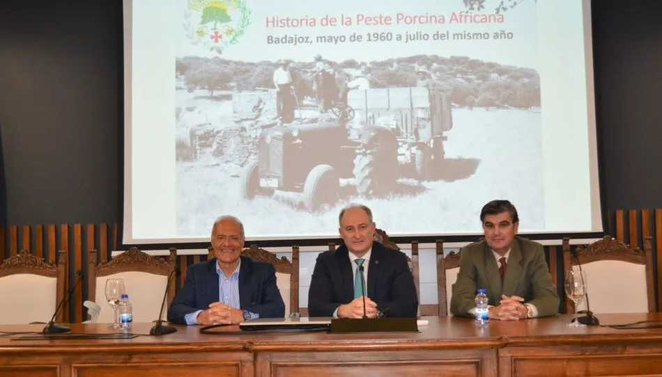 Sánchez Vizcaíno (izda.), durante la conferencia en el Colegio Veterinario de Badajoz. Foto: @Colvetba