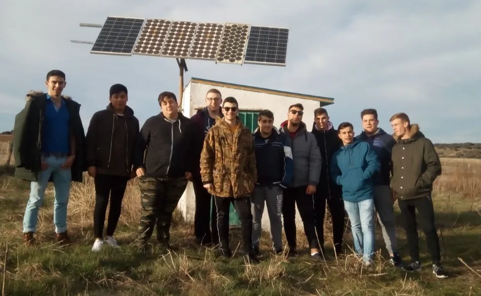 Los alumnos del módulo frente a una estación fotovoltaica a reformar