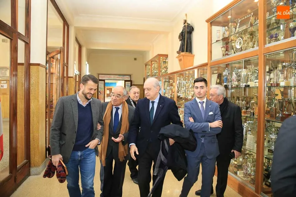 Rodolfo Martín Villa, junto a Jorge Fernádez Díaz, ha participado este viernes en las jornadas del Colegio San Agustín. Foto: Alberto Martín