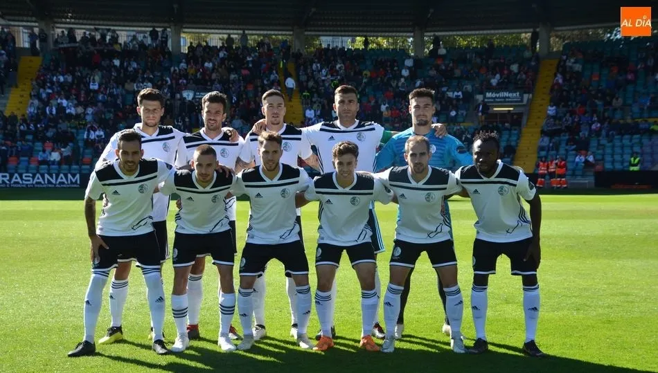 Júnior (el tercer por abajo en la derecha), en el once inicial del Salamanca UDS