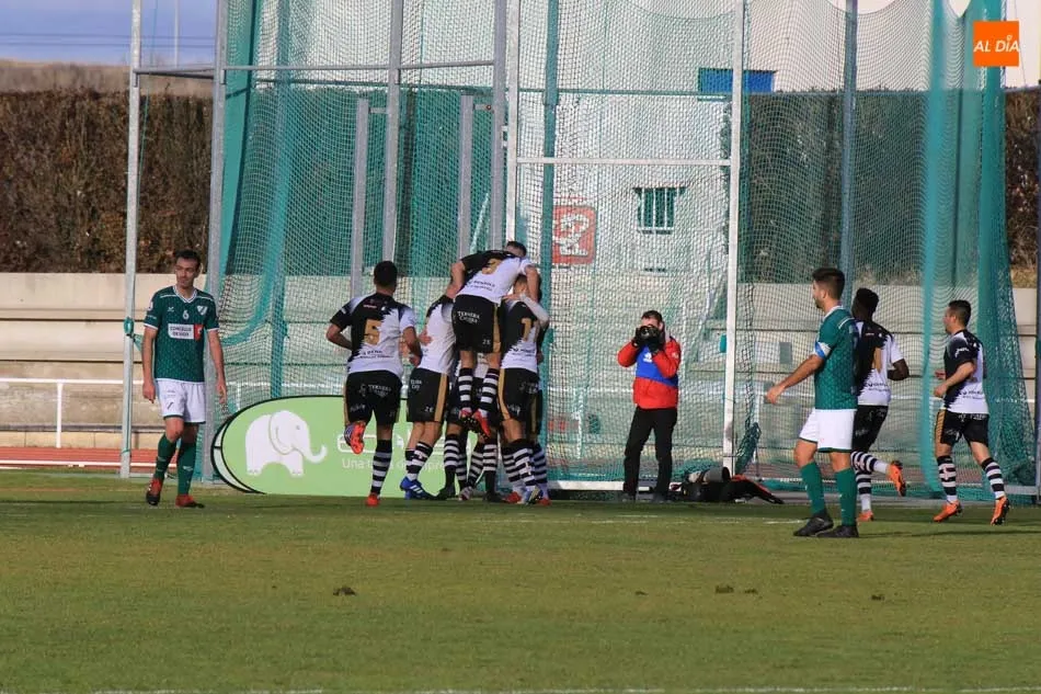 Los jugadores de Unionistas celebran un gol / Alberto Martín