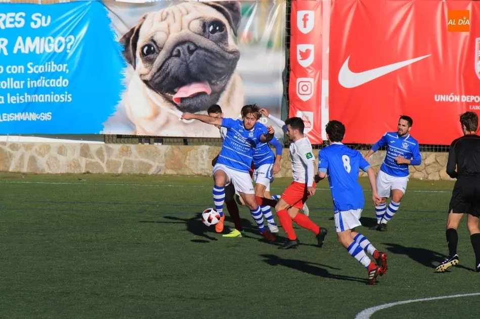 Ambos equipos pelean por el balón