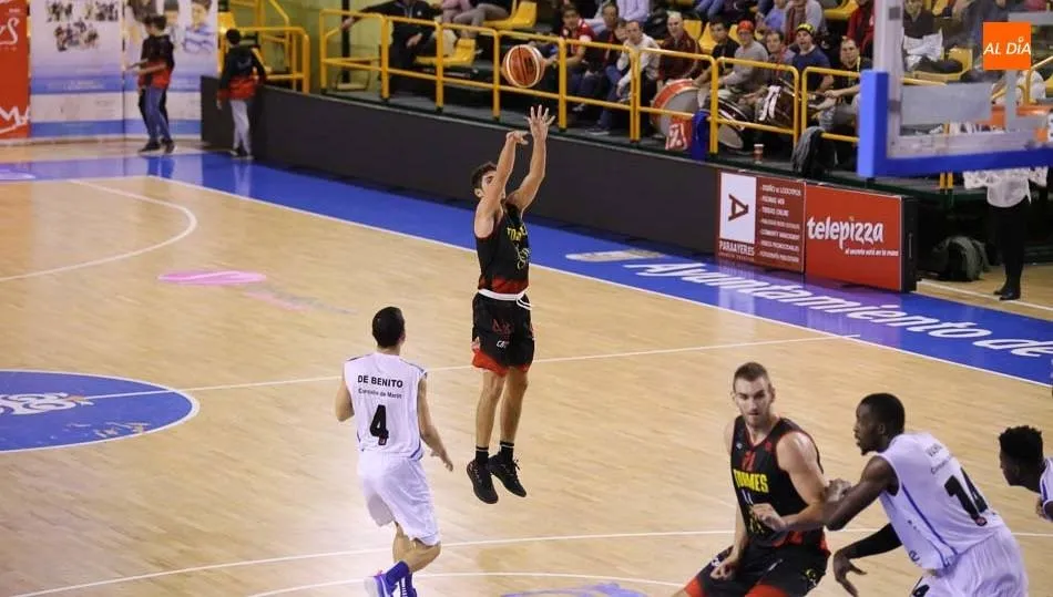 Una acción del encuentro disputado en el pabellón de Würzburg. Fotos: Alberto Martín