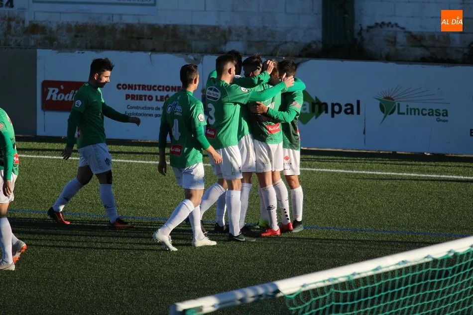 Los jugadores del Guijuelo celebran el gol de Carmona