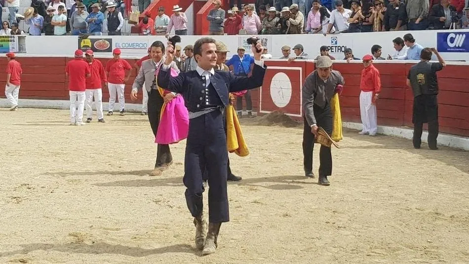 El torero salmantino Damián Castaño pasea las dos orejas en la plaza de Lacatunga