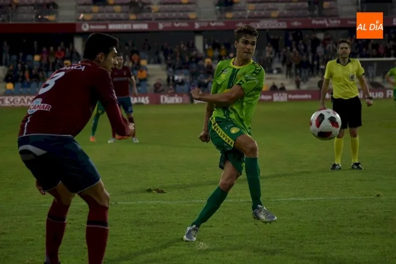 Javi Ribelles realiza un disparo en Pasarón / José Luis Cotobal