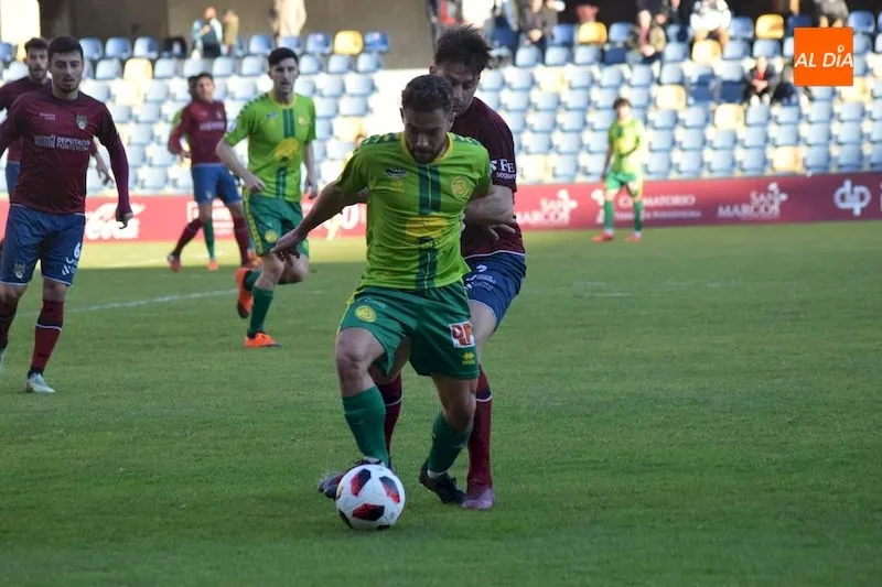 Unai Hernández pelea un balón / José Luis Cotobal