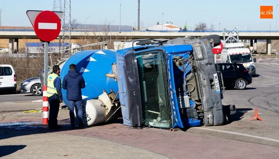 Camión volcado en la carretera de Zamora, junto al estadio Helmántico. Foto de Lydia González