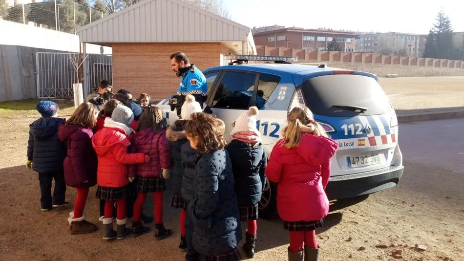 Agente de la Policía Local con los alumnos del Colegio Padres Trinitarios