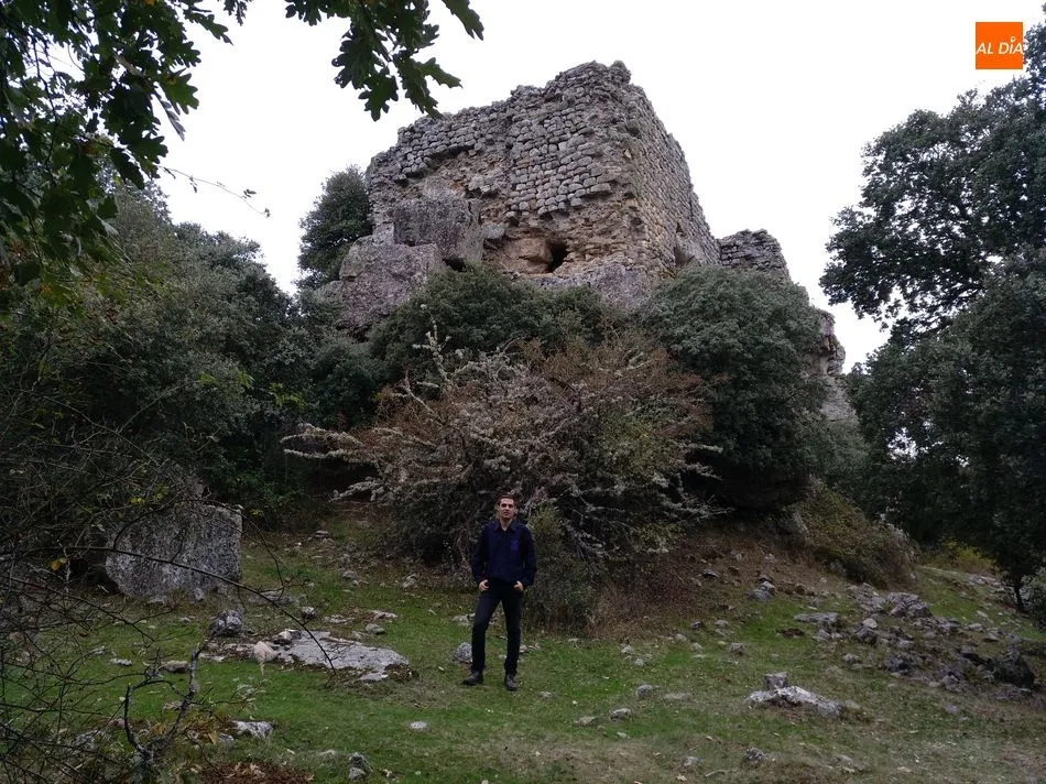 El presidente del Colectivo de Ciudadanos del Reino de León, Carlos Javier Salgado Fuentes, junto al castillo en Navagallega