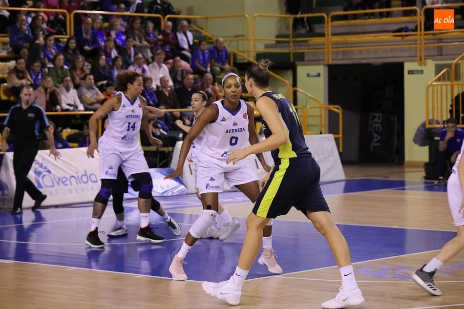 Robinson defiende en el partido de ida ante Fenerbahce