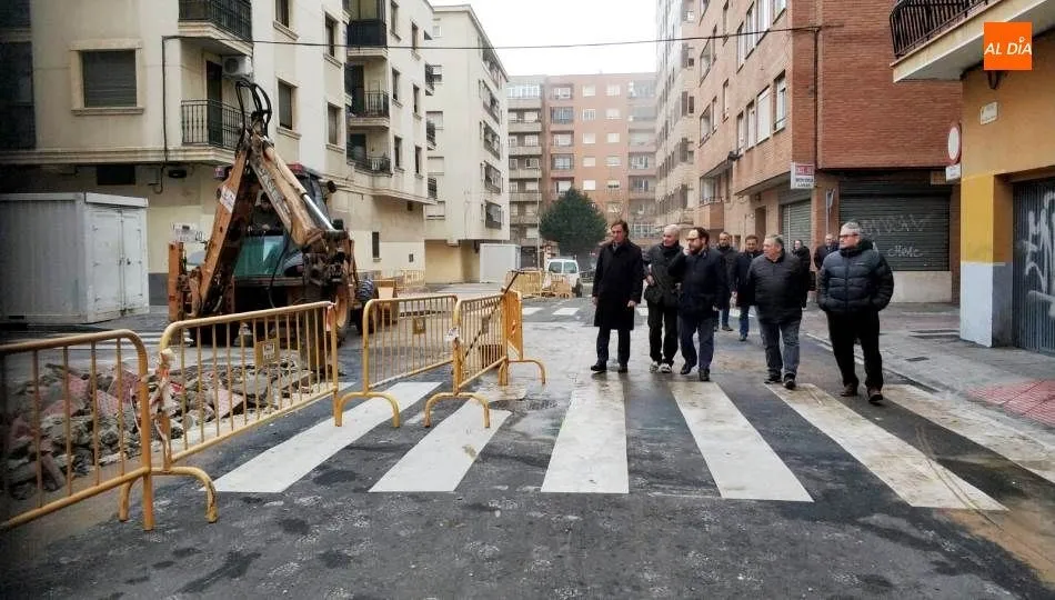El alcalde, Carlos García Carbayo, en el centro, durante su visita al arranque de las obras en estas vías. Foto de Lydia González