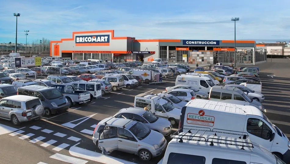 Entrada al almacén Bricomart en Carbajosa de la Sagrada