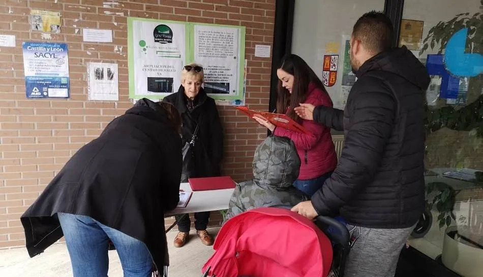 Las primeras firmas se recogieron a la puerta del Centro de Salud de Santa Marta de Tormes
