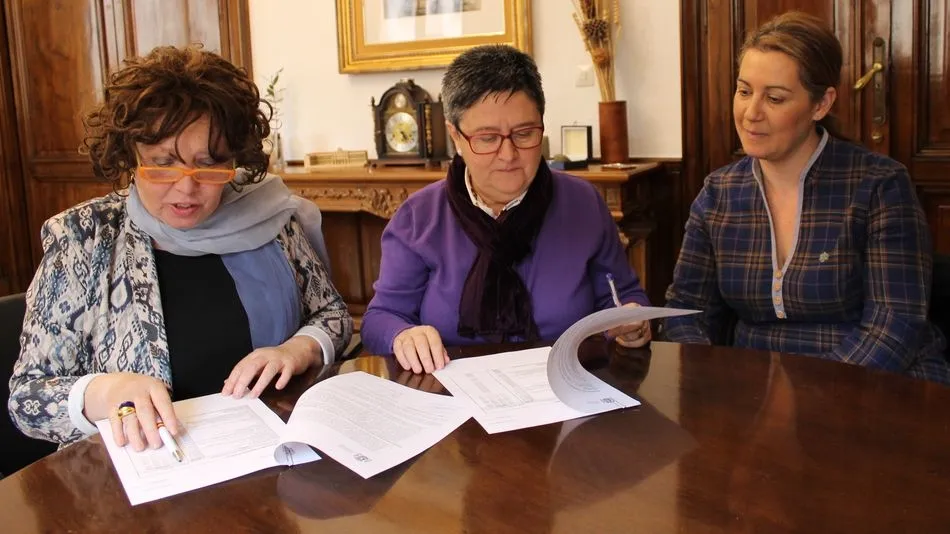 Firma del convenio con la subdelegada del Gobierno en Salamanca, Encarnación Pérez Álvarez, y la presidenta de la sociedad cooperativa de iniciativa social PORSIETE, Pilar Rodríguez Sánchez