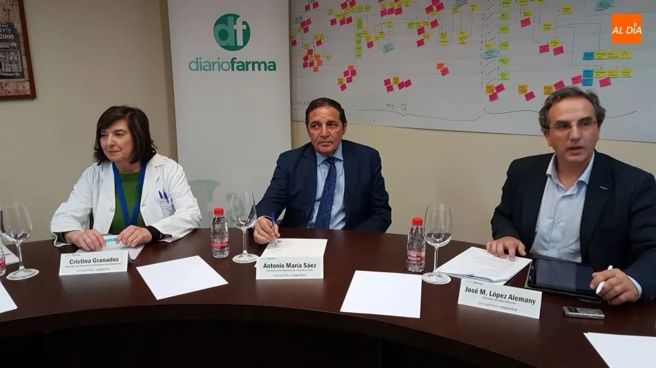 El consejero de Sanidad, Antonio María Sáez, en el centro en la reunión de este proyecto en el Hospital de Salamanca