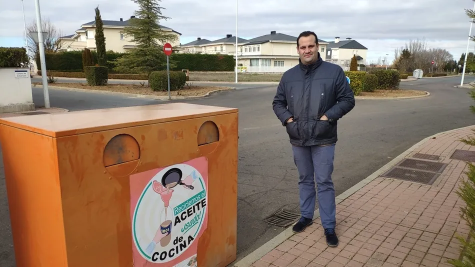 El alcalde de Santa Marta, David Mingo, junto al nuevo contenedor de reciclaje de aceite en la urbanización Atyka