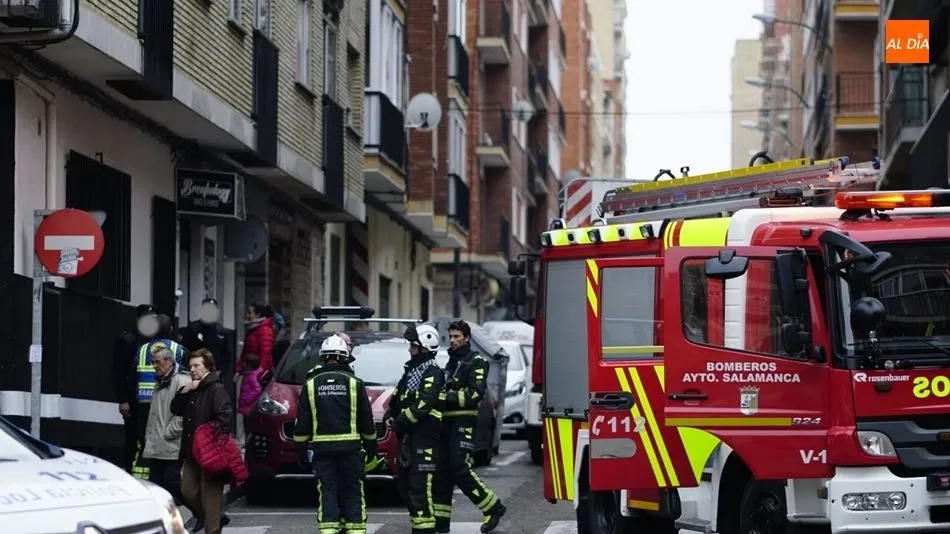 Dotaciones de bomberos en la calle Bolivia. Fotos: Lydia González