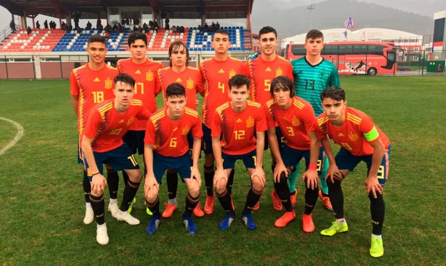 Bruno Iglesias (abajo a la izquierda), con la camiseta de España / RFEF