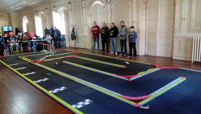 El Centro Social acogía la 4ª Rosconada para coches Mini Z organizados por el equipo RC Peñaranda