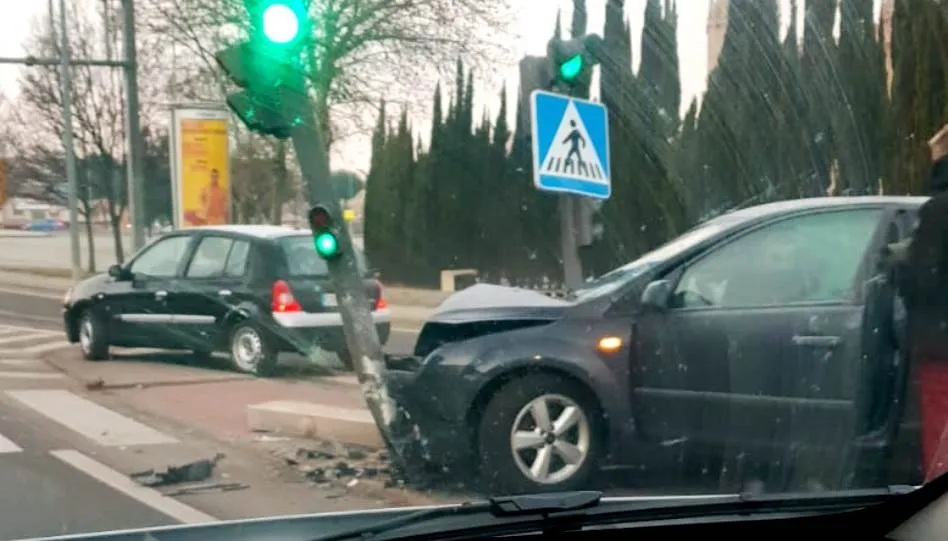 Estado del vehículo tras el impacto contra el semáforo en la Vía Helmántica