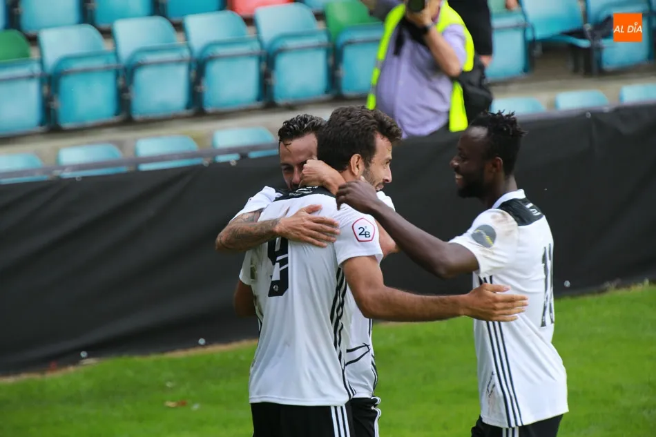 Fer Ruiz festeja un gol en el Helmántico