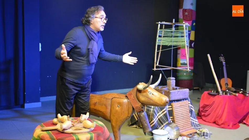 El folclorista Gabriel Calvo durante su actuación. Foto: Lydia González