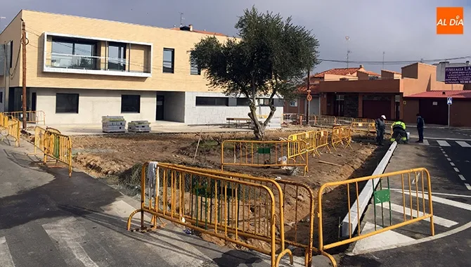 Operarios municipales están llevando a cabo los trabajos de reforma de esta plaza que presidirá el acceso al nuevo Centro Parroquial