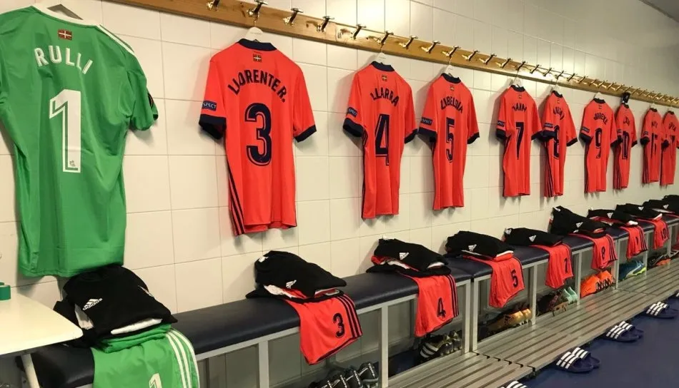 Las equipaciones de los equipos se deciden con un programa informático, aunque el equipo local tiene preferencia