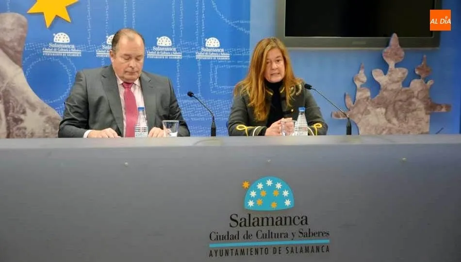 Carmen Sánchez Bellota, concejala de Educación del Ayuntamiento de Salamanca, e Ignacio Javier Rivas Serrano, director del Área de Negocio de Salamanca de CaixaBank. Foto de Lydia González